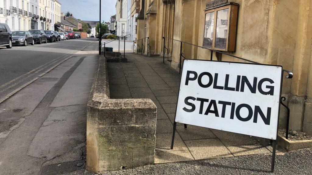 An image of a sign saying 'polling station' in the UK.