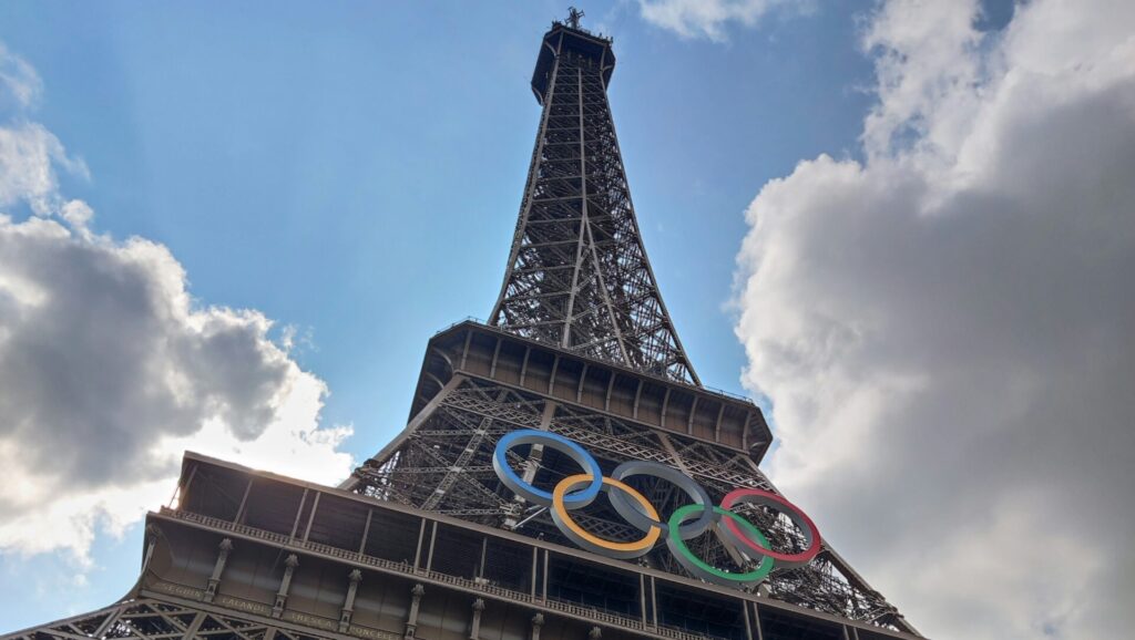 Blue, green, red, yellow and black Olympic rings on the Eiffel Tower representing 2024 Olympic records