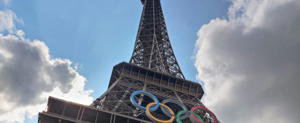 Blue, green, red, yellow and black Olympic rings on the Eiffel Tower representing 2024 Olympic records