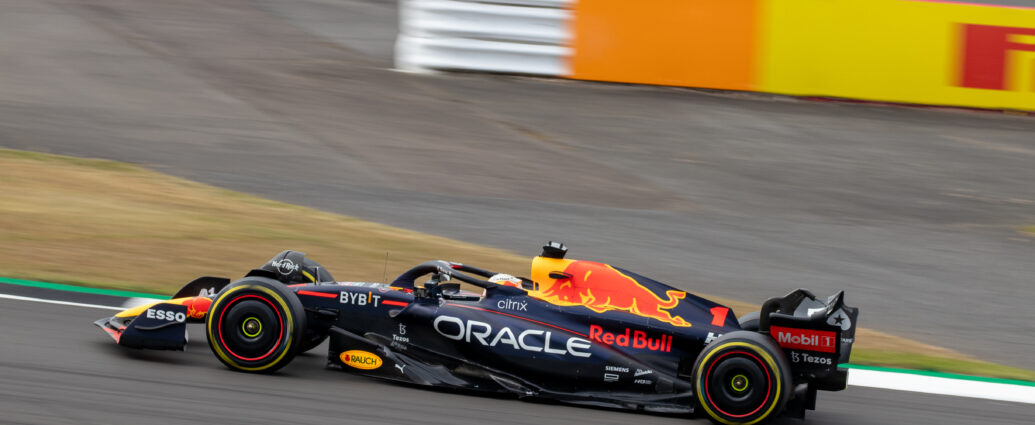 A black and red racing car on racing track