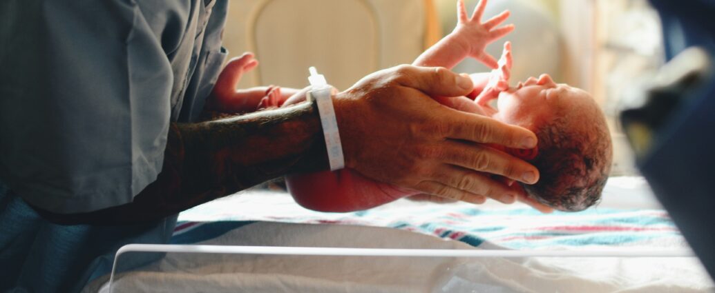 Image of newborn baby in hospital to represent the abortion law