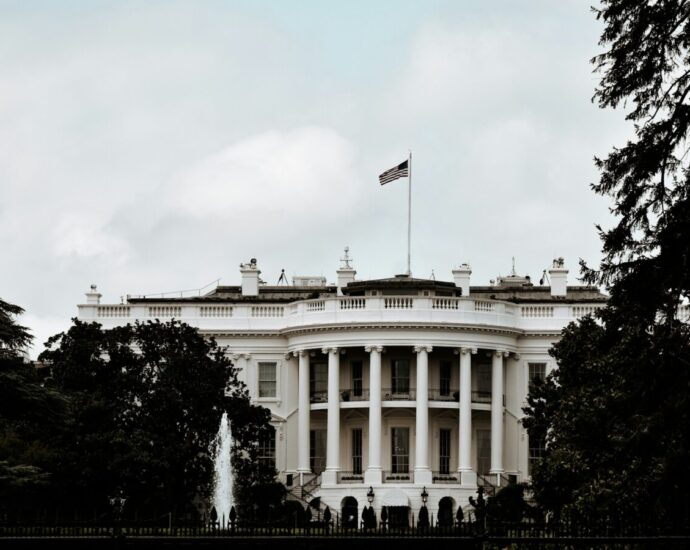 Picture of the White House in Washington, D.C. from a distance. Promotion of an article about Trump's power play when meeting Zelenskyy