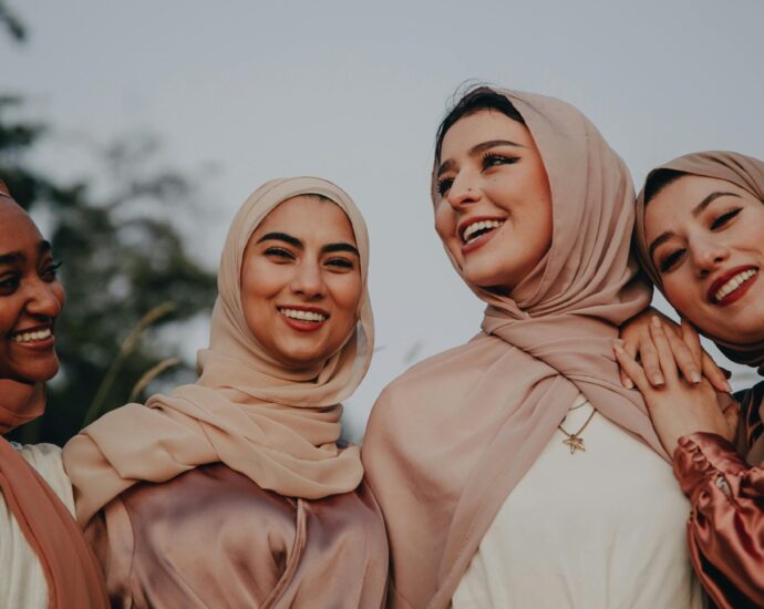 Four smiling people wearing hijabs. Promotion of an article about caring for culry hair